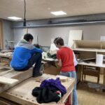 Sérieuse découpe de bois aux travaux manuels.